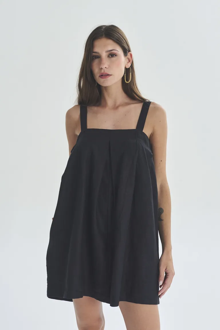 Vestido corto negro de diseño elegante y moderno de Akiabara en Vestidos para argentina