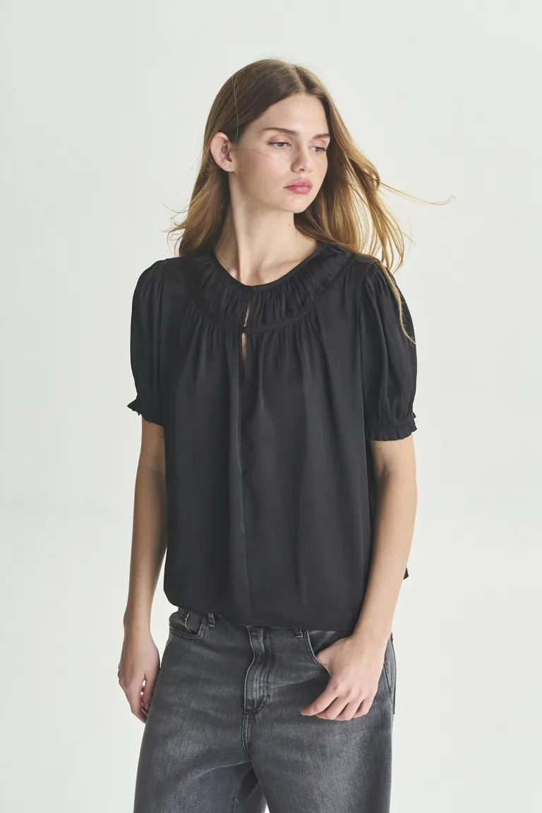 Blusa de mangas cortas negra, un básico imprescindible para el armario femenino de Akiabara en Blusas para argentina