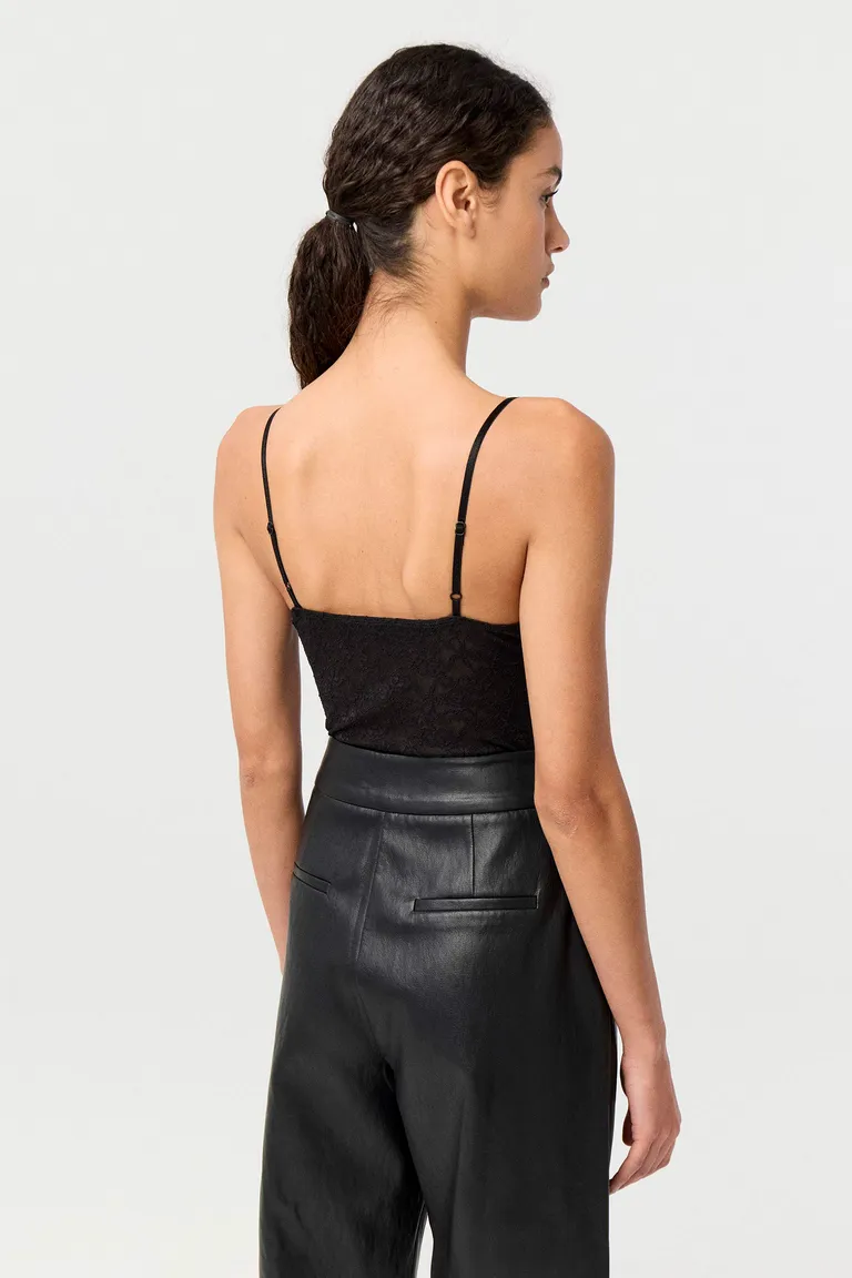 Body de encaje con escote en V, breteles finos regulables y diseño anatómico para mujer de Markova en Bodies para argentina