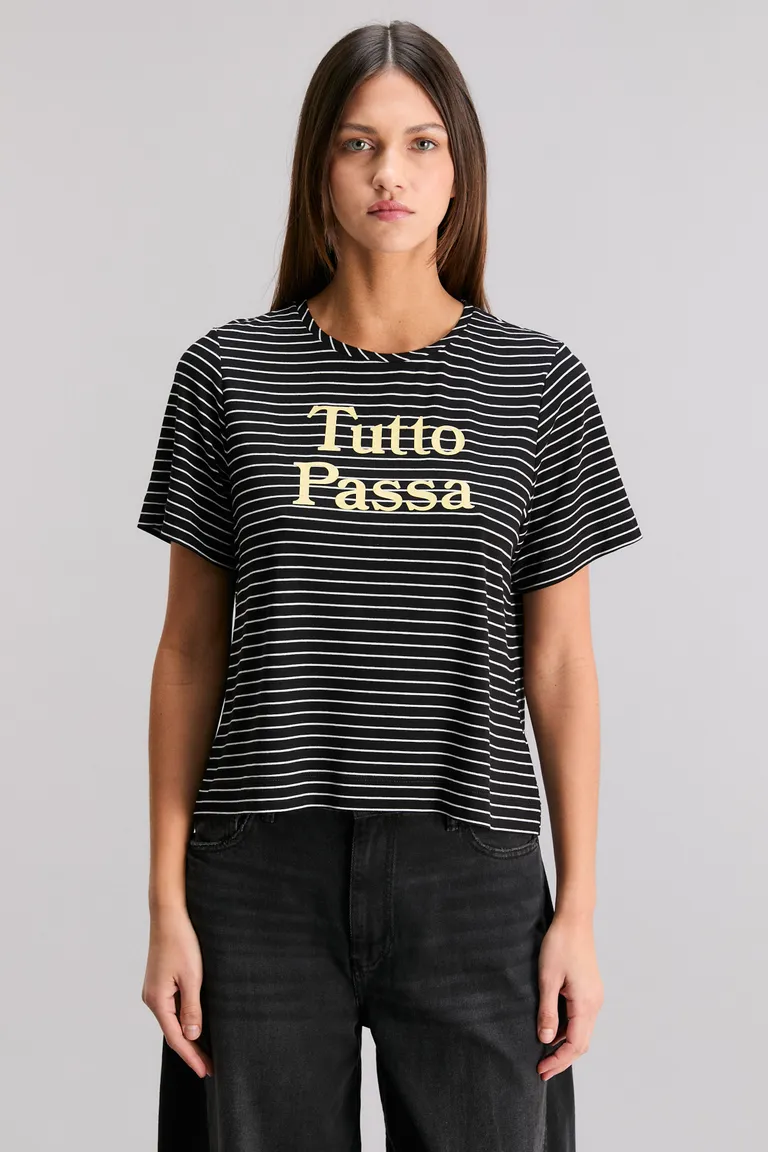 Remera a rayas negras y blancas con diseño exclusivo de corte regular de Kosiuko en Remeras para argentina