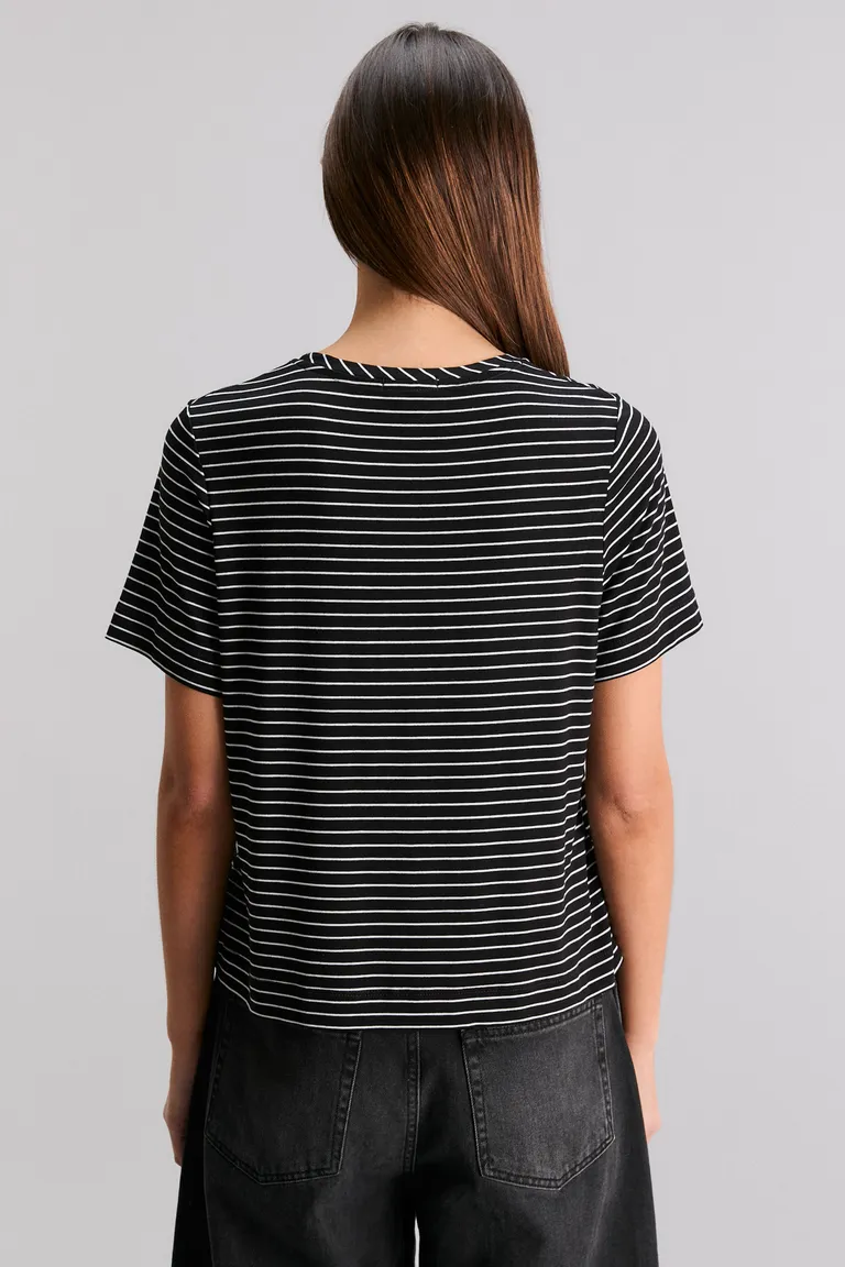 Remera a rayas negras y blancas con diseño exclusivo de corte regular de Kosiuko en Remeras para argentina