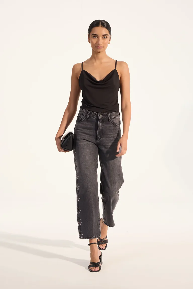 Top de breteles finos y escote buche en color negro - Prenda casual y elegante para mujer de Portsaid en Tops para argentina