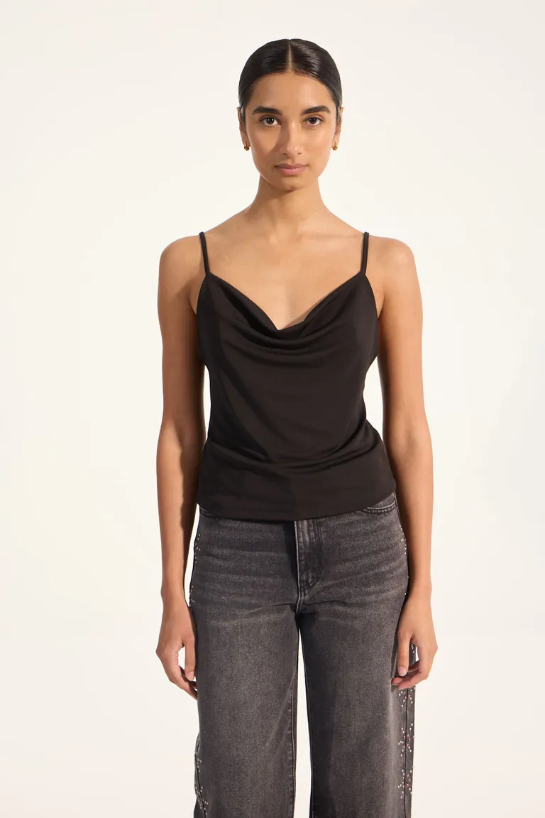 Top de breteles finos y escote buche en color negro - Prenda casual y elegante para mujer de Portsaid en Tops para argentina