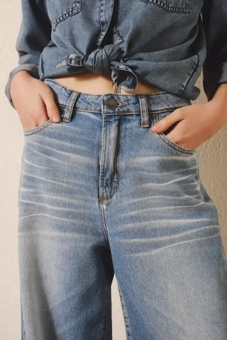 Pantalones de tiro alto en denim celeste con detalles vintage de Rapsodia en Pantalones para argentina