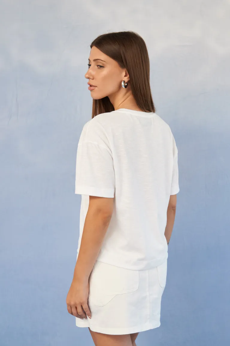 Remera con diseño de inspiración parisina en tela cómoda y de tendencia de Apricot en Remeras para argentina