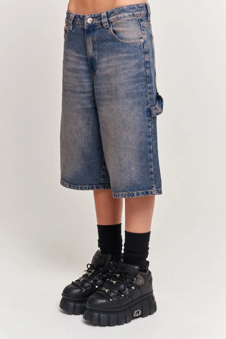 Bermuda de denim azul con silueta amplia y bolsillo característico de 47 Street en Shorts para argentina