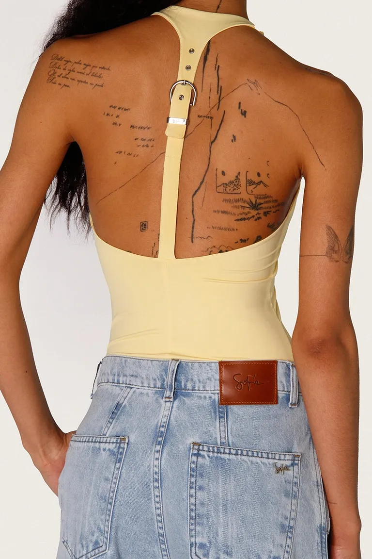 Body amarillo con detalles asimétricos y hebilla personalizada en la espalda de Sofia Sarkany en Bodies para argentina