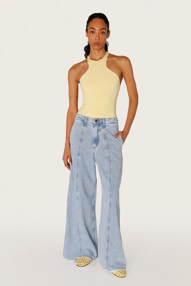 Body amarillo con detalles asimétricos y hebilla personalizada en la espalda de Sofia Sarkany en Bodies para argentina