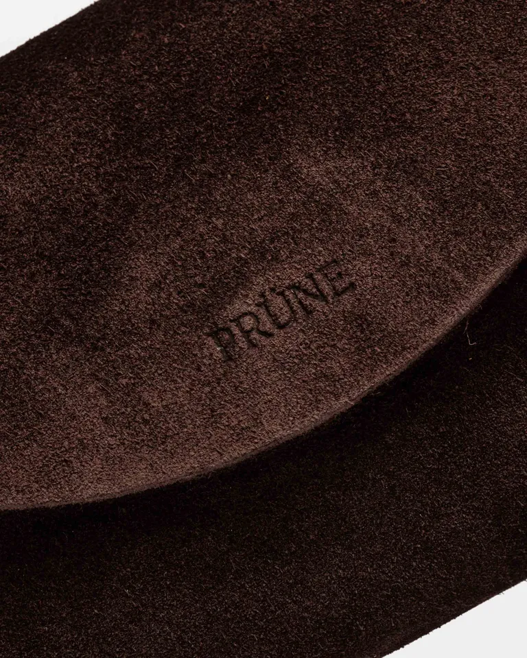 Bolso mini de gamuza en color marrón, un accesorio elegante y práctico de Prüne en Bolsos y Carteras para argentina