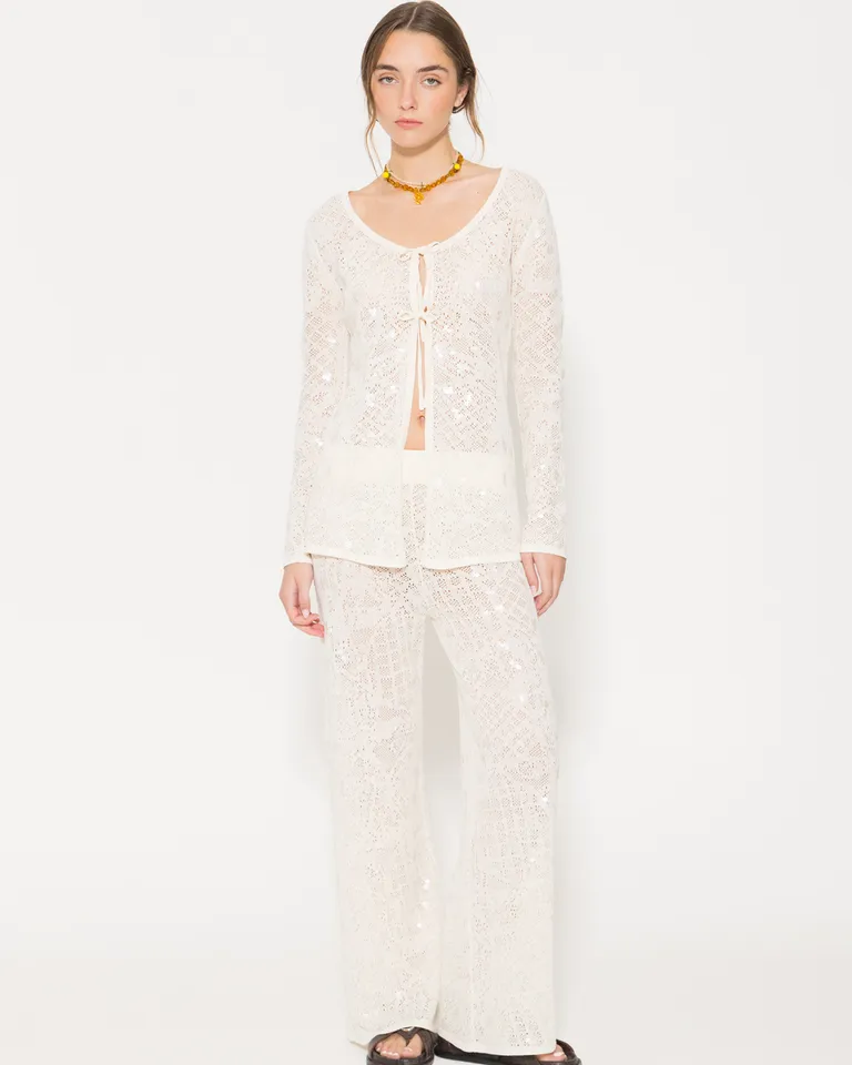 Pantalón de corte recto con detalles calados y lentejuelas, silueta fluida y movimiento de Jazmin Chebar en Pantalones para argentina