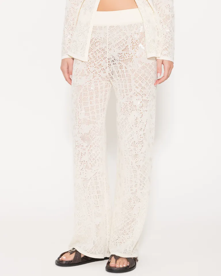 Pantalón de corte recto con detalles calados y lentejuelas, silueta fluida y movimiento de Jazmin Chebar en Pantalones para argentina