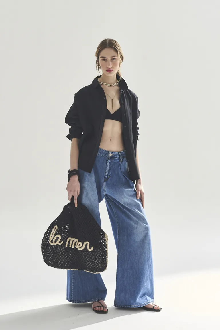 Camisa negra de corte relajado y manga larga para mujer de Akiabara en Camisas para argentina