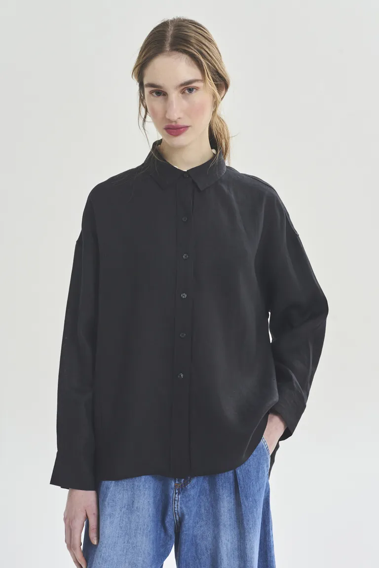 Camisa negra de corte relajado y manga larga para mujer de Akiabara en Camisas para argentina