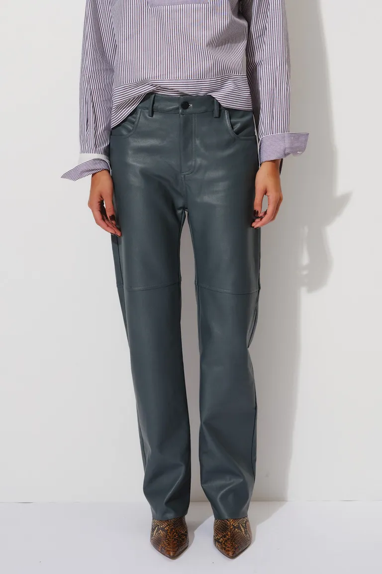 Pantalón de corte sastrero con bolsillos traseros y detalle de etiqueta identificatoria en la cintura de Mishka en Pantalones para argentina