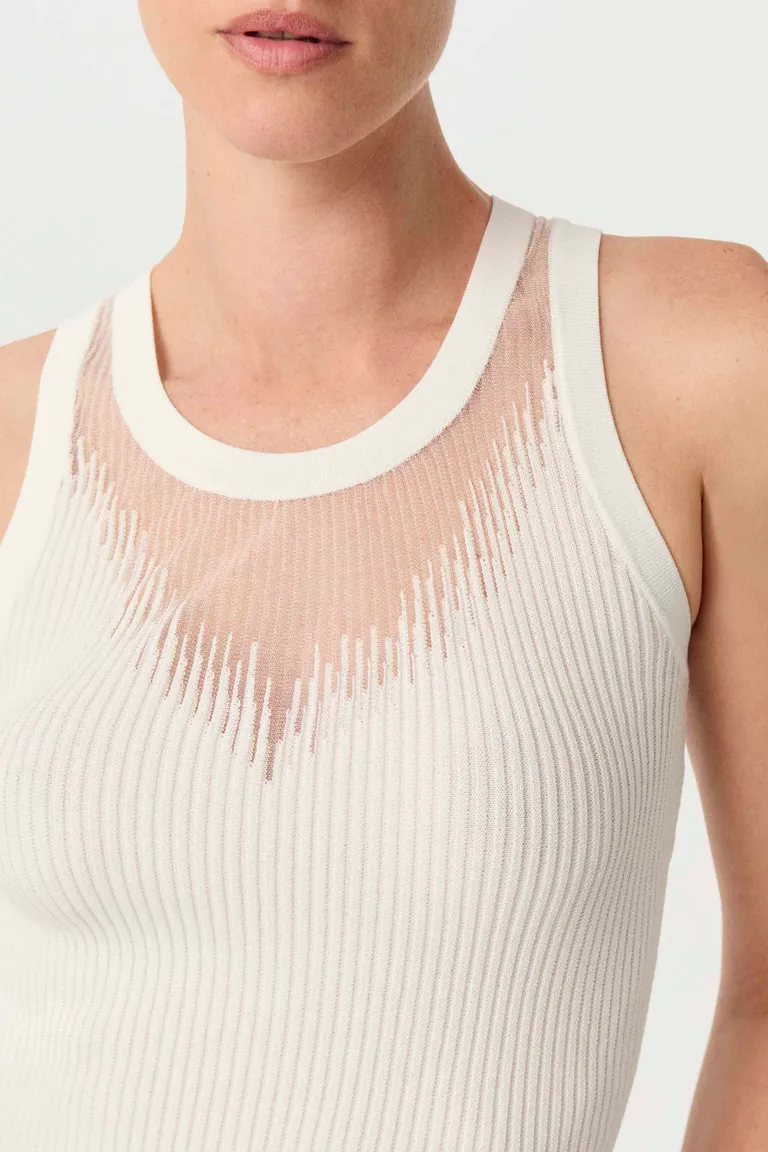 Top de punto tejido de diseño moderno y anatómico para un look elegante y chic de Markova en Tops para argentina