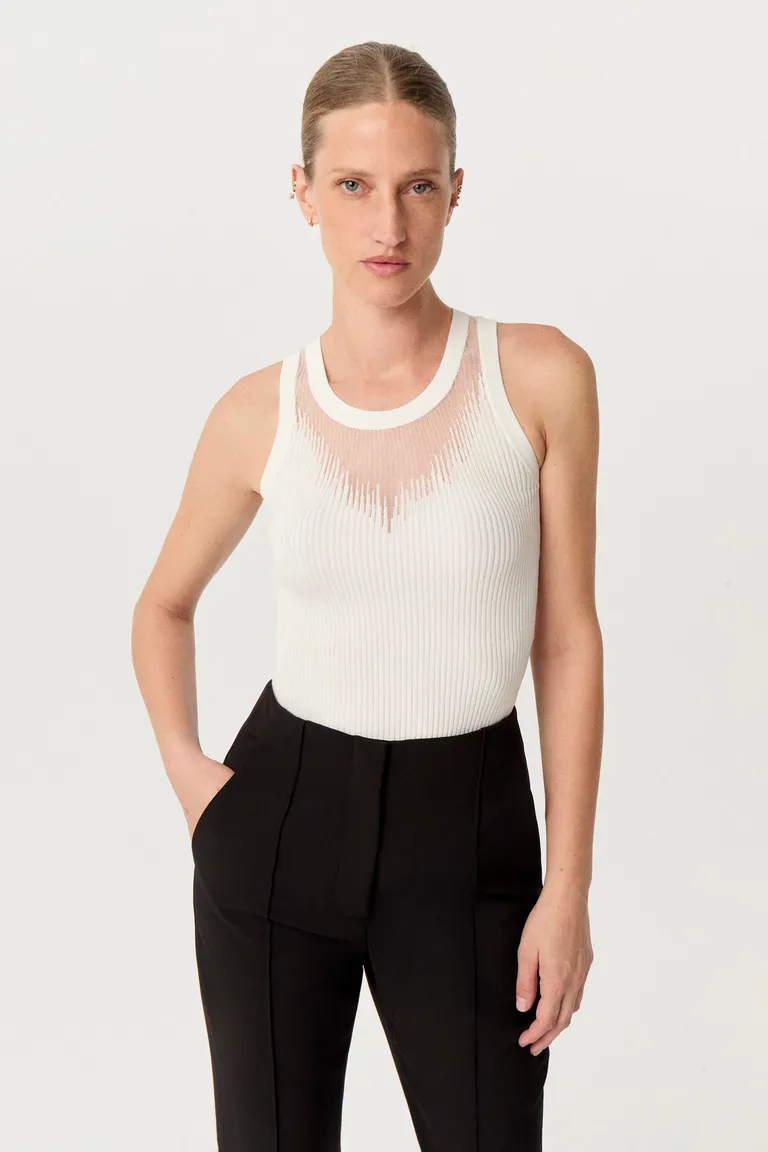 Top de punto tejido de diseño moderno y anatómico para un look elegante y chic de Markova en Tops para argentina