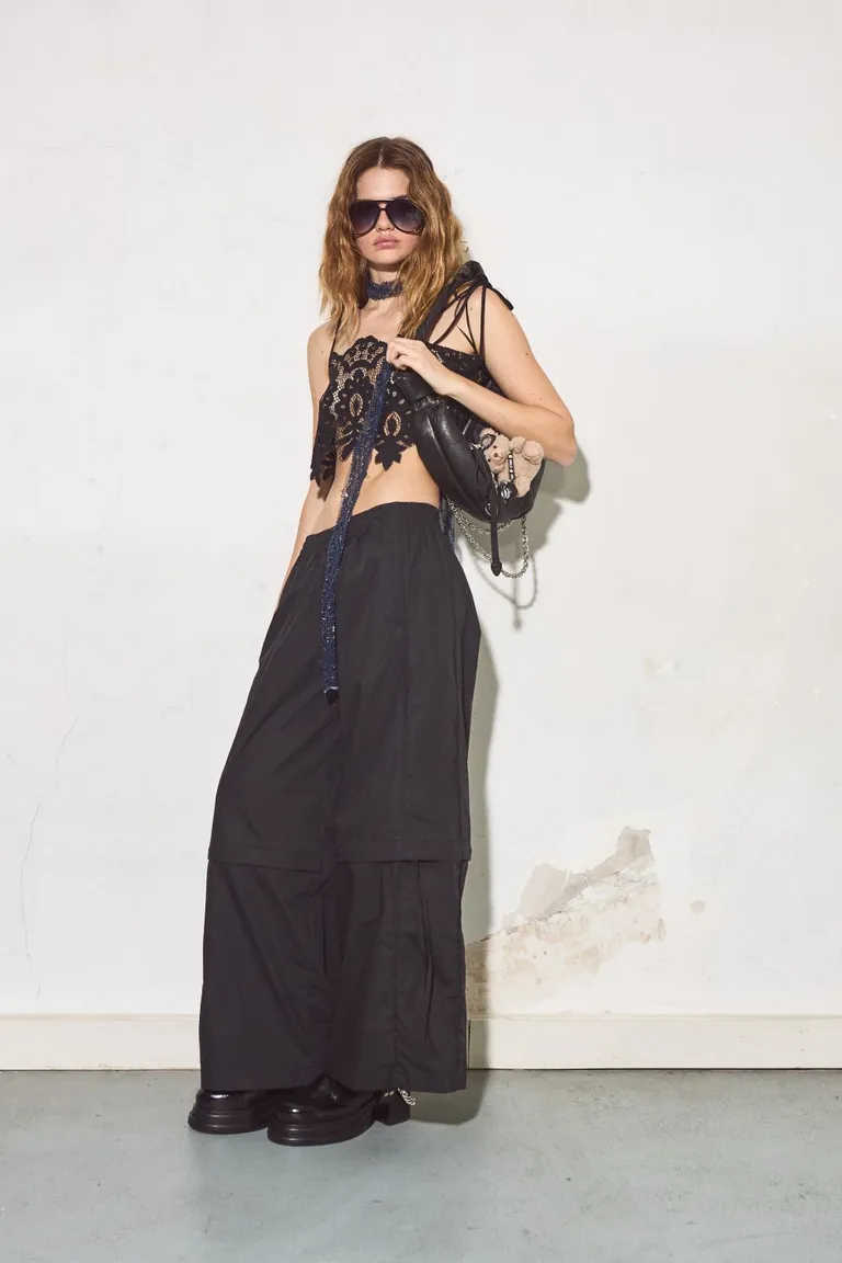 Pantalón transformable en bermuda con cierre, diseño tecnológico y vanguardista de Allo Martinez en Pantalones para argentina