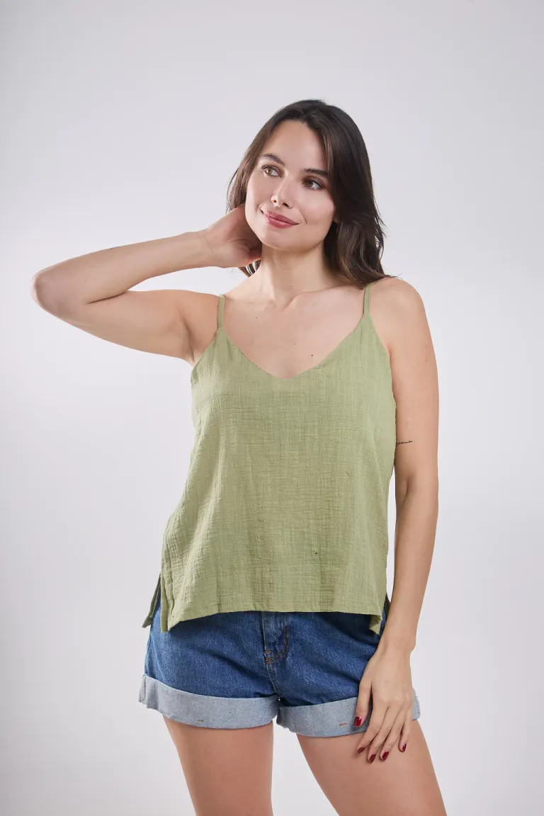 Musculosa de bambula verde con detalles en los costados de Belle en Tops para argentina