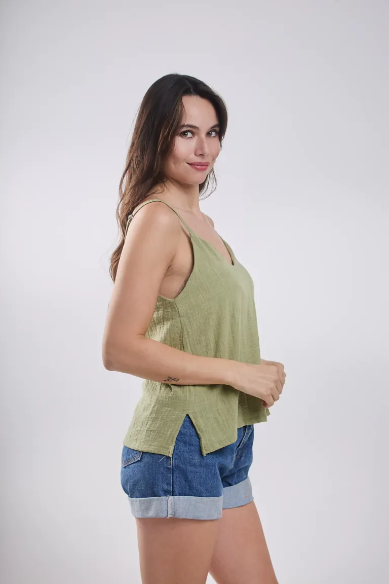 Musculosa de bambula verde con detalles en los costados de Belle en Tops para argentina