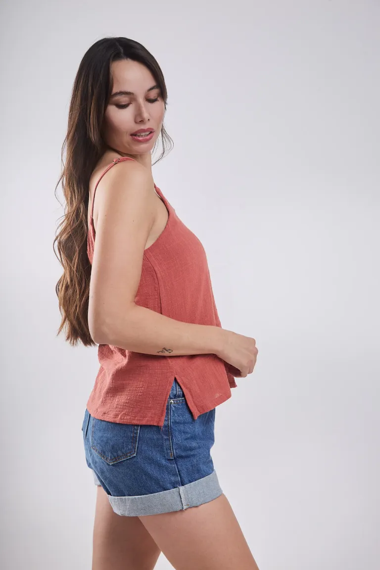 Musculosa de bambula verde con detalles en los costados de Belle en Tops para argentina