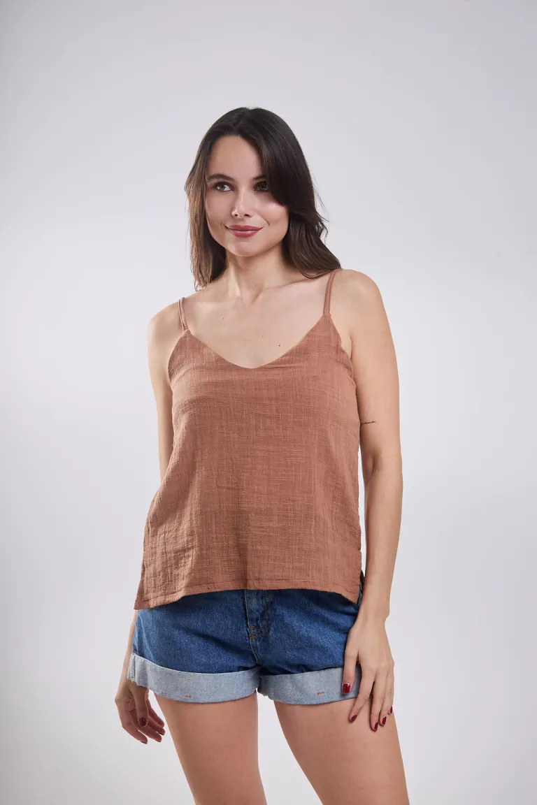 Musculosa de bambula verde con detalles en los costados de Belle en Tops para argentina