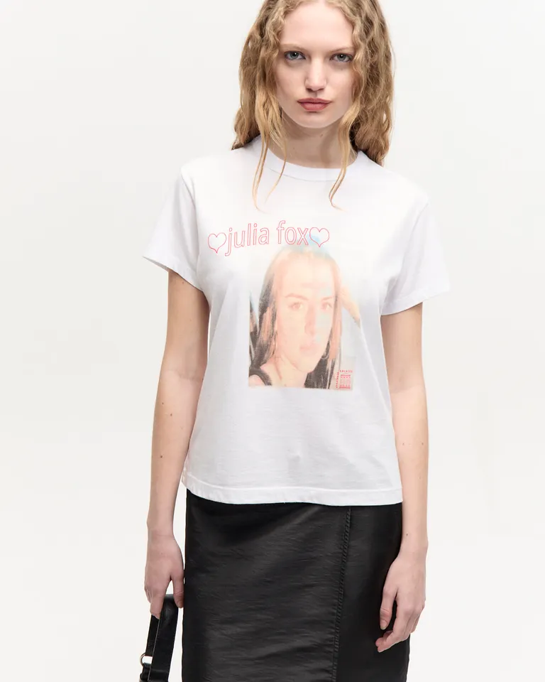 Remera blanca de corte ajustado con estampa central llamativa de Ay Not Dead en Remeras para argentina