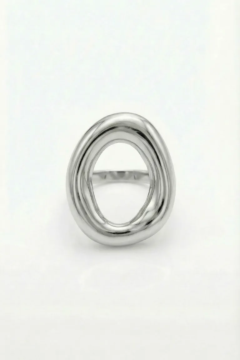 Anillo de diseño orgánico con estructura ovalada y superficie pulida de Maria Cher en Bijouterie para argentina