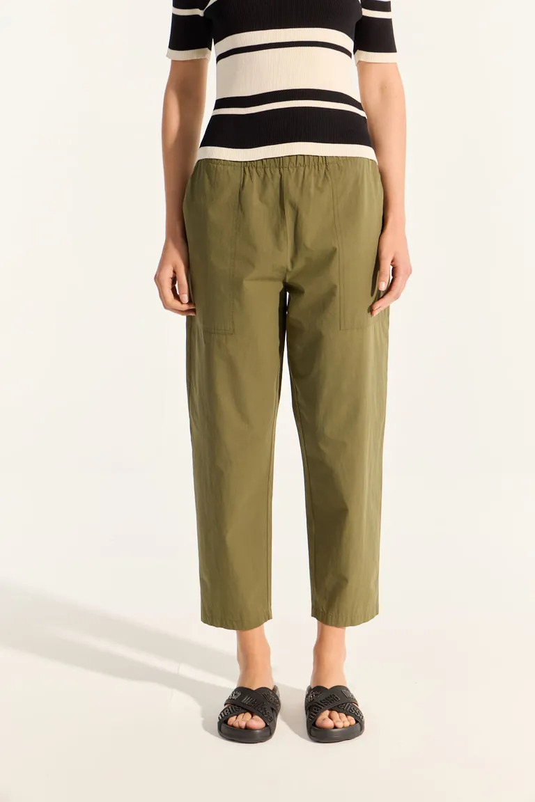 Pantalón de pierna levemente entallada en tono verde oliva de Portsaid en Pantalones para argentina