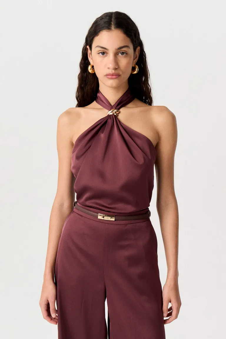 Top de satén marrón con cuello halter y detalles metálicos de Markova en Tops para argentina