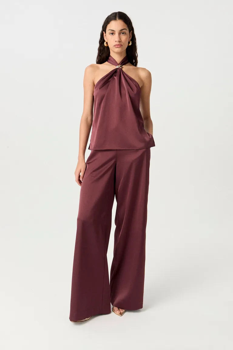 Top de satén marrón con cuello halter y detalles metálicos de Markova en Tops para argentina