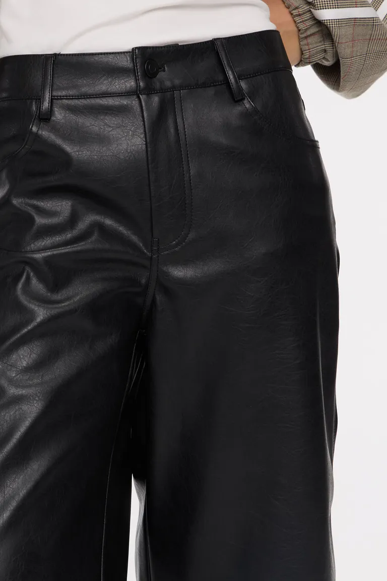 Bermuda de tiro medio con presillas y cierre de botón metálico de Cuesta Blanca en Shorts para argentina