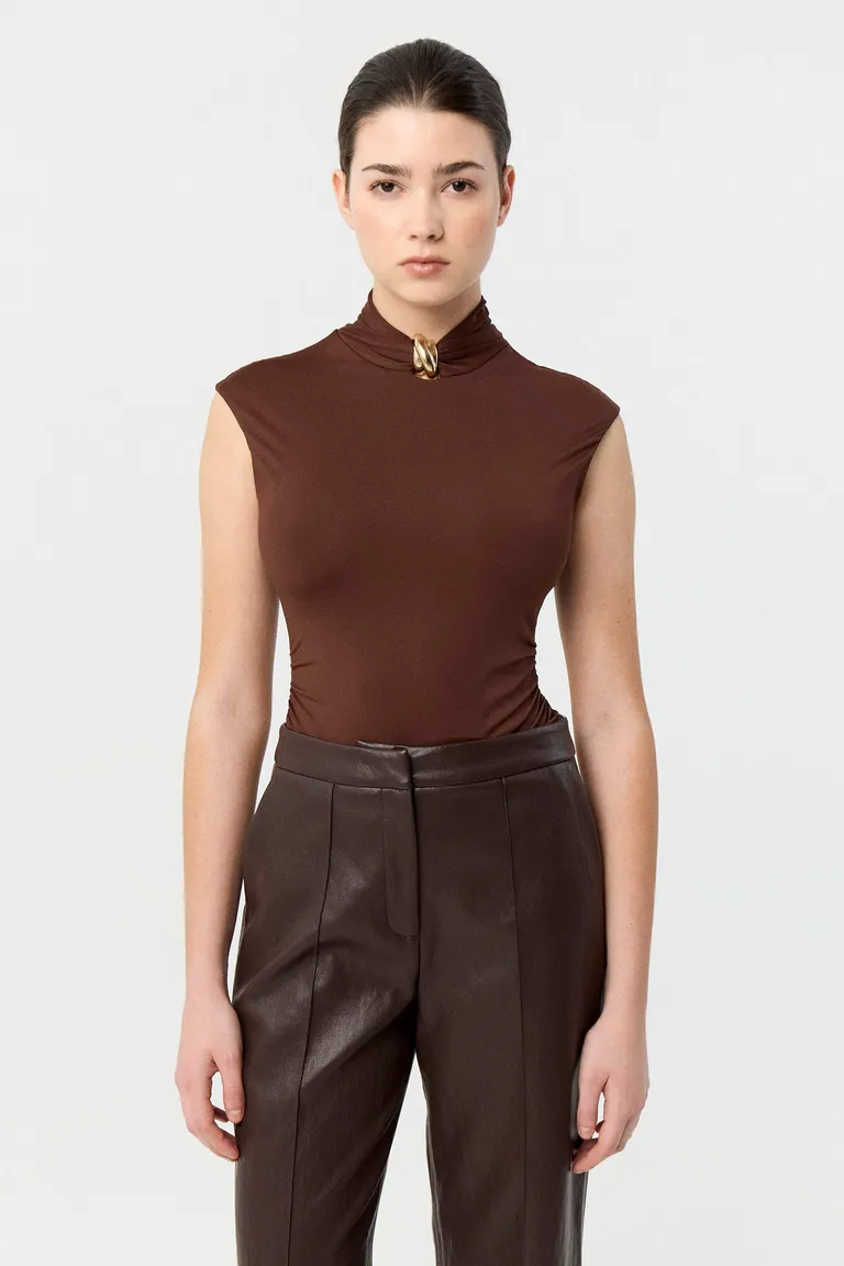 Remera de mujer cuello semipolera con detalle metálico y frunces en los laterales de Markova en Remeras para argentina