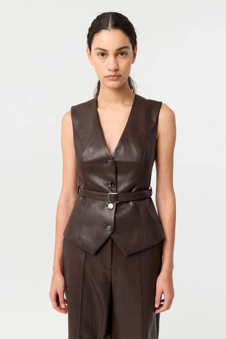 Chaleco sastrero con cuello en V, cierre frontal con botones y cinturón integrado de Markova en Chalecos para argentina