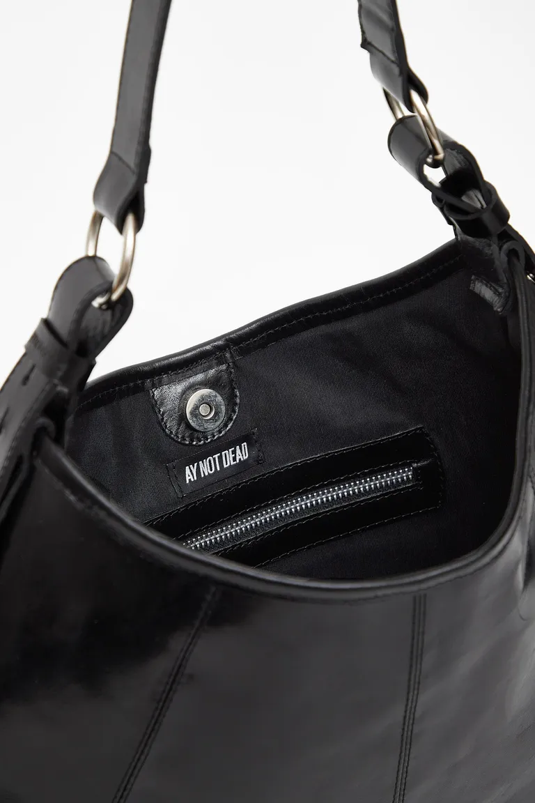 Cartera de cuero negra con detalles recortados y correa ajustable de Ay Not Dead en Bolsos y Carteras para argentina