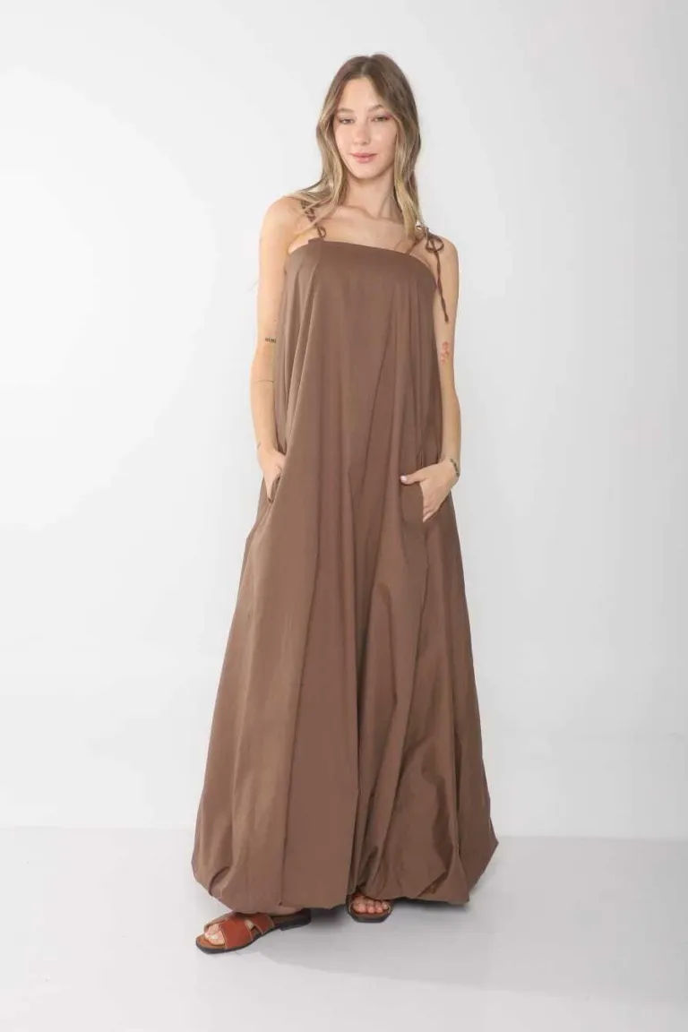 Vestido de estilo balón en poplin con bolsillos y tirantes ajustables de Belle en Vestidos para argentina