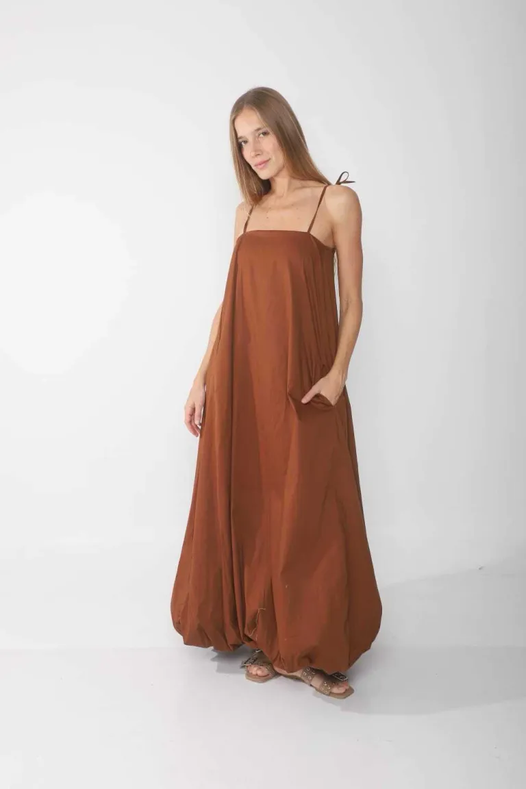 Vestido de estilo balón en poplin con bolsillos y tirantes ajustables de Belle en Vestidos para argentina