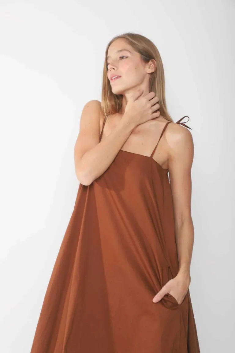 Vestido de estilo balón en poplin con bolsillos y tirantes ajustables de Belle en Vestidos para argentina