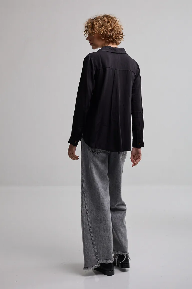 Blusa de corte recto con escote en V y bolsillos en negro de Kill en Blusas para argentina