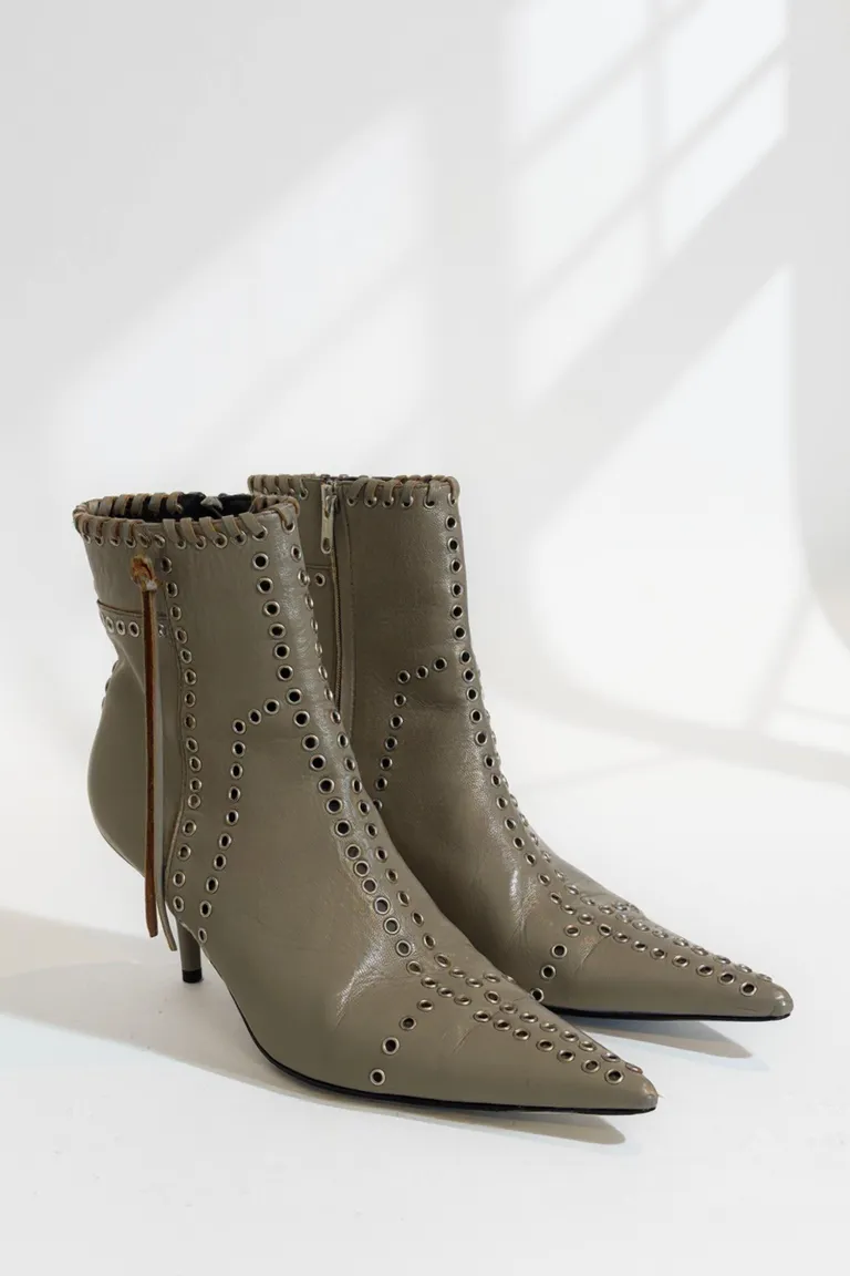 Botas de cuero grises con ojalillos y tiento trenzado a mano, ideales para un look elegante y sofisticado de Maria Cher en Botas y Botinetas para argentina
