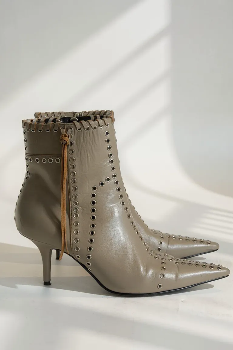 Botas de cuero grises con ojalillos y tiento trenzado a mano, ideales para un look elegante y sofisticado de Maria Cher en Botas y Botinetas para argentina
