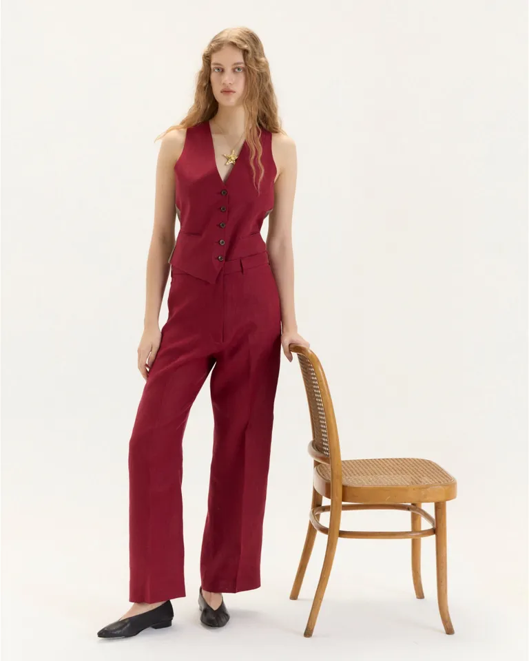 Pantalón de corte recto y estilo sastrero, con detalles funcionales y clásicos de Blue Sheep en Pantalones para argentina