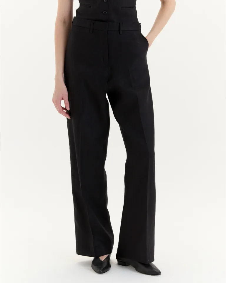 Pantalón de corte recto y estilo sastrero, con detalles funcionales y clásicos de Blue Sheep en Pantalones para argentina