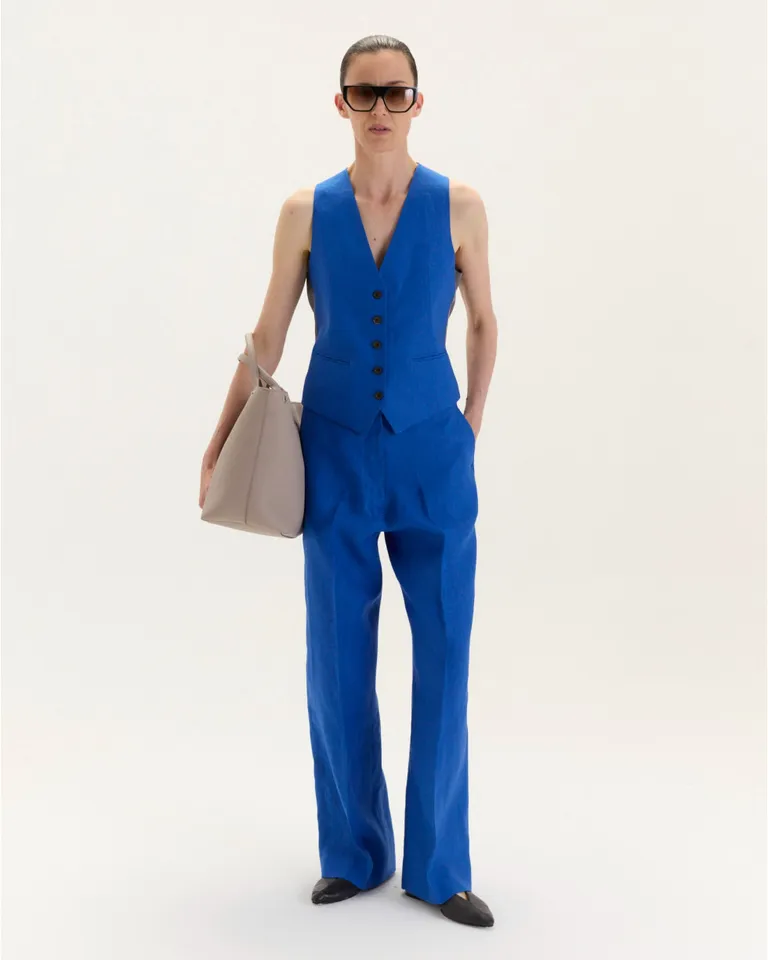 Pantalón de corte recto y estilo sastrero, con detalles funcionales y clásicos de Blue Sheep en Pantalones para argentina