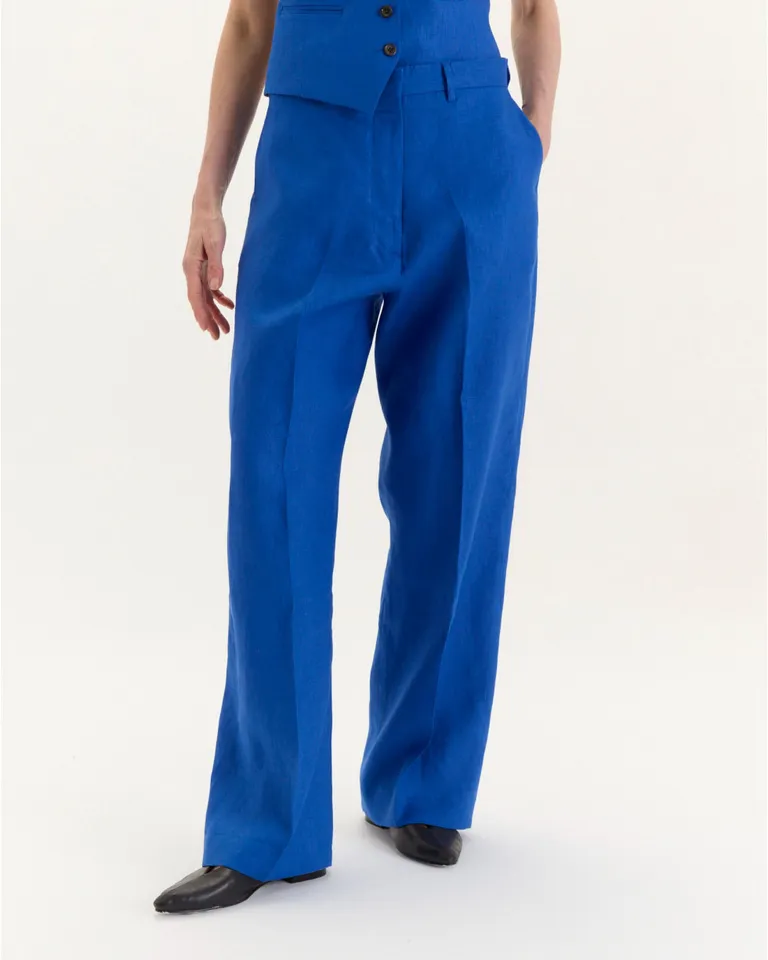 Pantalón de corte recto y estilo sastrero, con detalles funcionales y clásicos de Blue Sheep en Pantalones para argentina