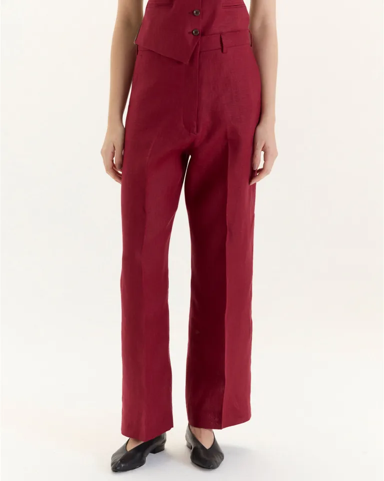 Pantalón de corte recto y estilo sastrero, con detalles funcionales y clásicos de Blue Sheep en Pantalones para argentina