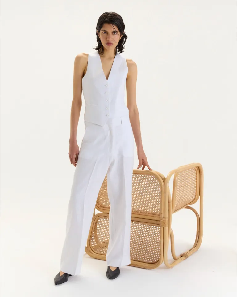 Pantalón de corte recto y estilo sastrero, con detalles funcionales y clásicos de Blue Sheep en Pantalones para argentina