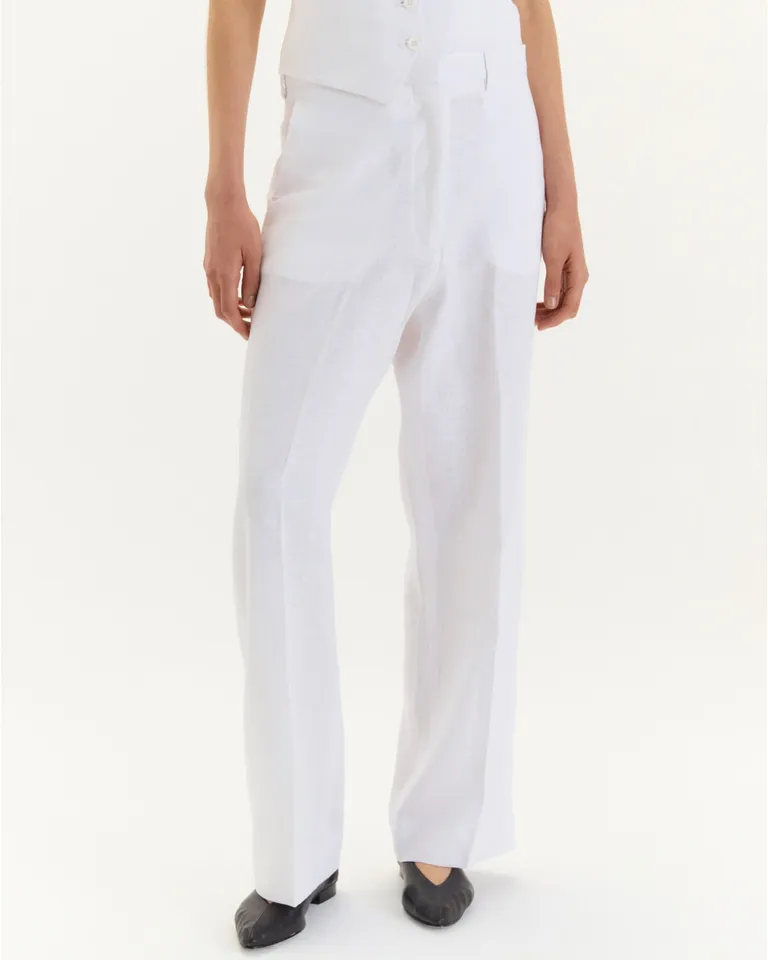 Pantalón de corte recto y estilo sastrero, con detalles funcionales y clásicos de Blue Sheep en Pantalones para argentina