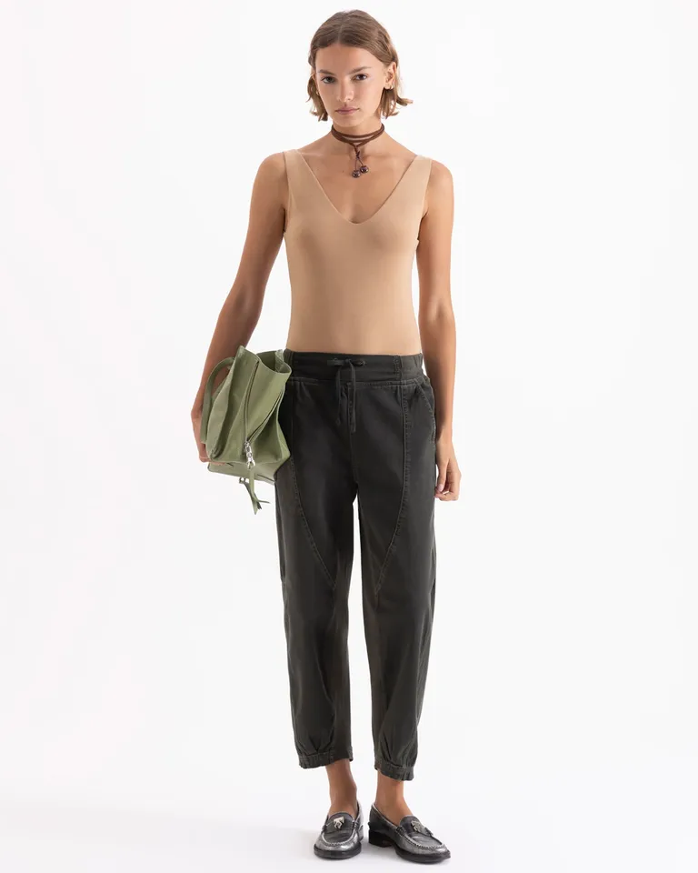 Body de calce al cuerpo sin mangas con escote en V pronunciado de Jazmin Chebar en Bodies para argentina