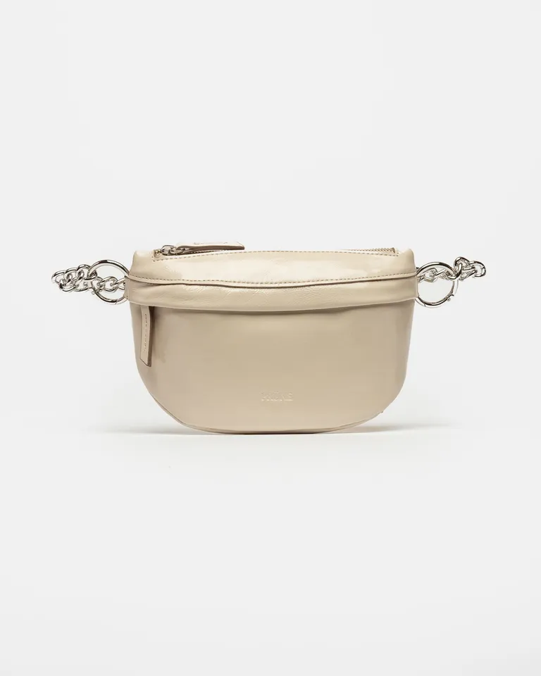 Elegante riñonera en cuero arrugado, un complemento perfecto para tus looks de Prüne en Riñoneras para argentina