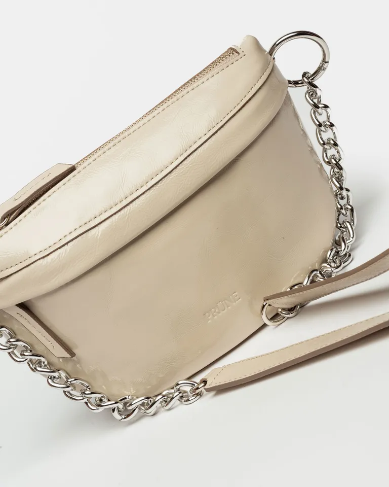 Elegante riñonera en cuero arrugado, un complemento perfecto para tus looks de Prüne en Riñoneras para argentina
